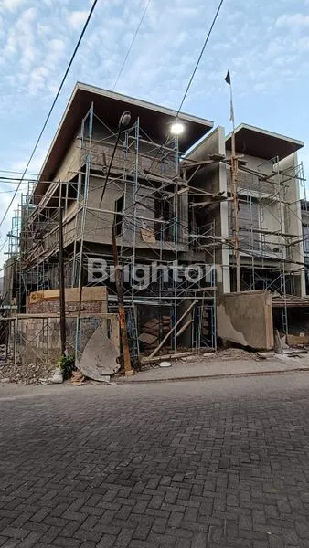 image RUMAH GRESS DI JALAN UTAMA MANYAR JAYA (2)