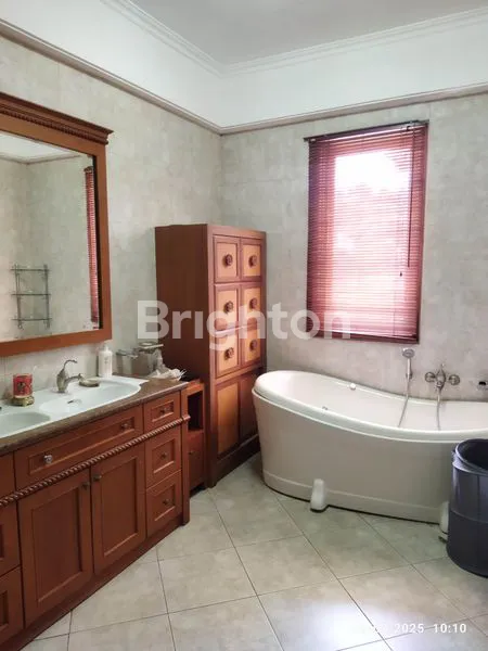 image AT SURABAYA\'S MOST EXCLUSIVE RESIDENCE TROPICAL ELEGANCE RESORT-STYLE HOUSE DI GRAHA FAMILI BLOK G, SURABAYA. PERFECT FOR LUXURY SEEKERS, EXPATRIATES, AND THOSE WHO VALUE PRIVACY AT ITS FINEST (6)