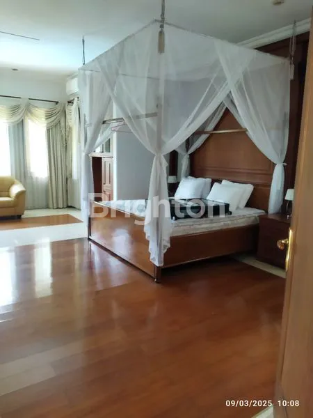 image AT SURABAYA\'S MOST EXCLUSIVE RESIDENCE TROPICAL ELEGANCE RESORT-STYLE HOUSE DI GRAHA FAMILI BLOK G, SURABAYA. PERFECT FOR LUXURY SEEKERS, EXPATRIATES, AND THOSE WHO VALUE PRIVACY AT ITS FINEST (3)