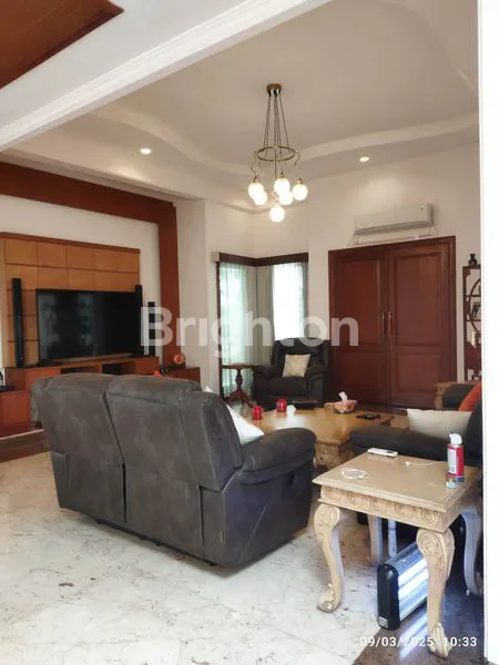 image AT SURABAYA\'S MOST EXCLUSIVE RESIDENCE TROPICAL ELEGANCE RESORT-STYLE HOUSE DI GRAHA FAMILI BLOK G, SURABAYA. PERFECT FOR LUXURY SEEKERS, EXPATRIATES, AND THOSE WHO VALUE PRIVACY AT ITS FINEST (7)