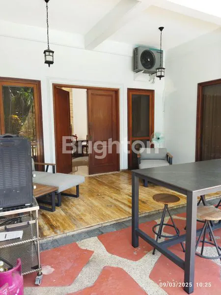 image AT SURABAYA\'S MOST EXCLUSIVE RESIDENCE TROPICAL ELEGANCE RESORT-STYLE HOUSE DI GRAHA FAMILI BLOK G, SURABAYA. PERFECT FOR LUXURY SEEKERS, EXPATRIATES, AND THOSE WHO VALUE PRIVACY AT ITS FINEST (8)