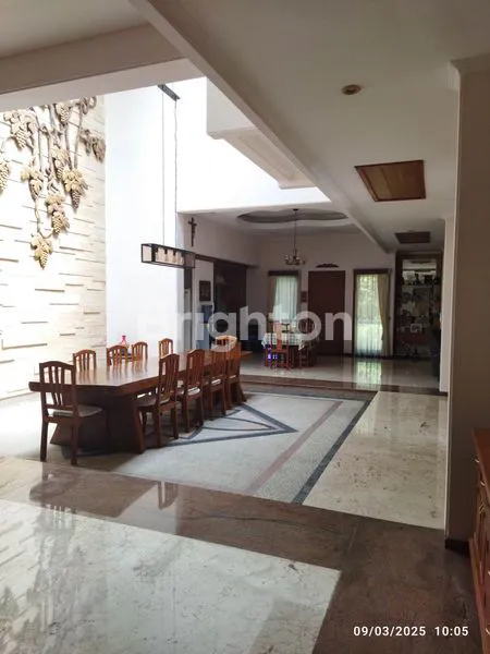 image AT SURABAYA\'S MOST EXCLUSIVE RESIDENCE TROPICAL ELEGANCE RESORT-STYLE HOUSE DI GRAHA FAMILI BLOK G, SURABAYA. PERFECT FOR LUXURY SEEKERS, EXPATRIATES, AND THOSE WHO VALUE PRIVACY AT ITS FINEST (5)