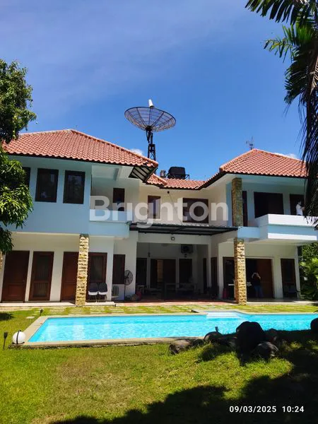 image AT SURABAYA\'S MOST EXCLUSIVE RESIDENCE TROPICAL ELEGANCE RESORT-STYLE HOUSE DI GRAHA FAMILI BLOK G, SURABAYA. PERFECT FOR LUXURY SEEKERS, EXPATRIATES, AND THOSE WHO VALUE PRIVACY AT ITS FINEST (1)