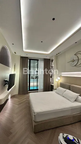 image DIJUAL RUMAH BRAND NEW FULL INTERIOR BESERTA FURNISH DI KELAPA GADING (3)