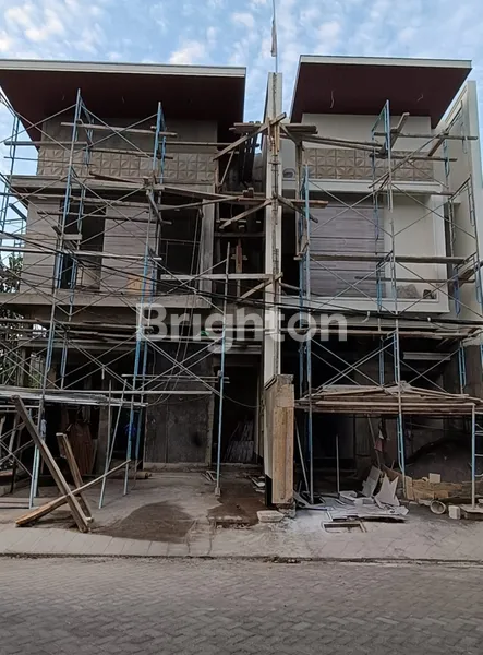 image RUMAH BARU 2 LANTAI PREMIUM DI MANYAR SURABAYA TENGAH KOTA HARGA MASIH DI BAWAH 2M (1)