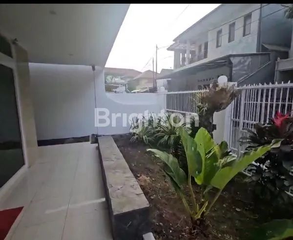 RUMAH CANTIK 2 LANTAI, SEMI FURNISHED, DEKAT SIMPANG LIMA