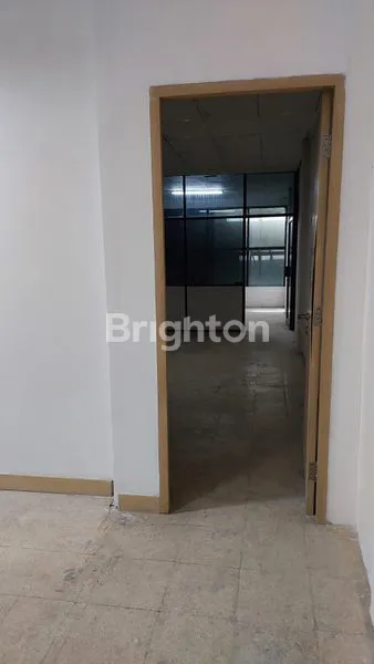 image RUKO 4 LANTAI PINGGIR JALAN RAYA, COCOK UNTUK KANTOR ATAU BANK, DI CEMPAKA PUTIH,  JAKARTA PUSAT (5)