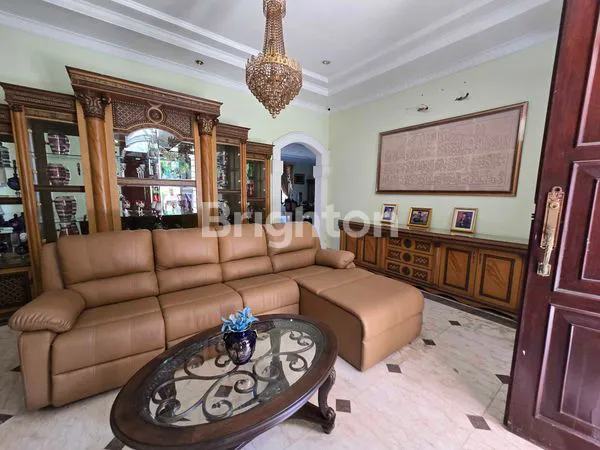 image RUMAH MEWAH 2 LANTAI LOKASI STRATEGIS BISA UNTUK USAHA (3)