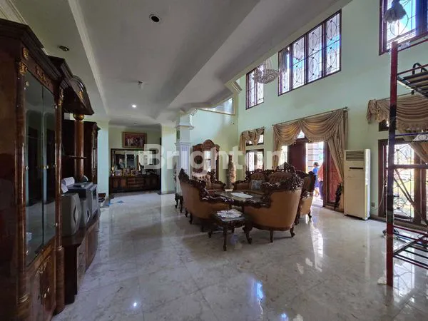 image RUMAH MEWAH 2 LANTAI LOKASI STRATEGIS BISA UNTUK USAHA (6)