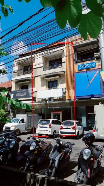 RUKO 3 LANTAI LOKASI STRATEGIS DENGAN DESAI MODERN AREA DANGIN PURI KLOD, DENPASAR TIMUR
