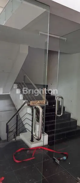 image DISEWAKAN SHOWROOM SUPERLENGKAP LOKASI STRATEGIS DI JALAN GATOT SUBROTO (3)