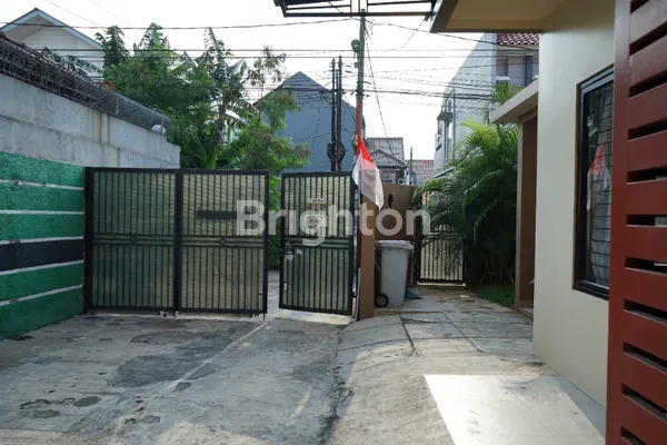 image RUMAH MEWAH 2 LANTAI SIAP HUNI DEKAT TOL PASAR REBO (2)