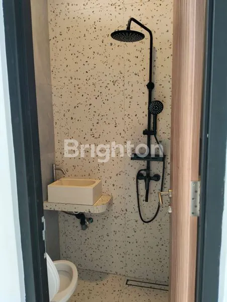 image DISEWAKAN RUMAH 3 LANTAI MODERN DI RENON – FULL SPLIT LEVEL, SHM, SIAP HUNI! (5)