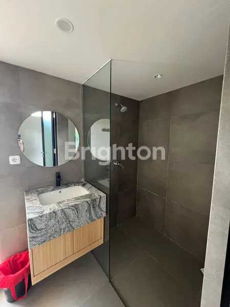 image RUMAH MODERN SIAP HUNI, FULL FURNISH DENGAN HALAMAN BELAKANG YANG NYAMAN (2)