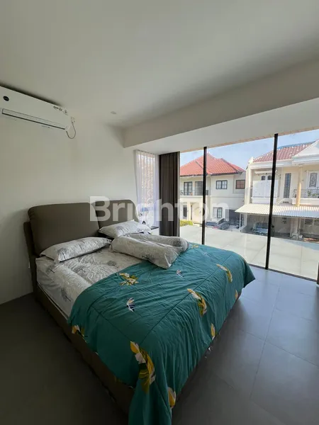 image RUMAH MODERN SIAP HUNI, FULL FURNISH DENGAN HALAMAN BELAKANG YANG NYAMAN (3)