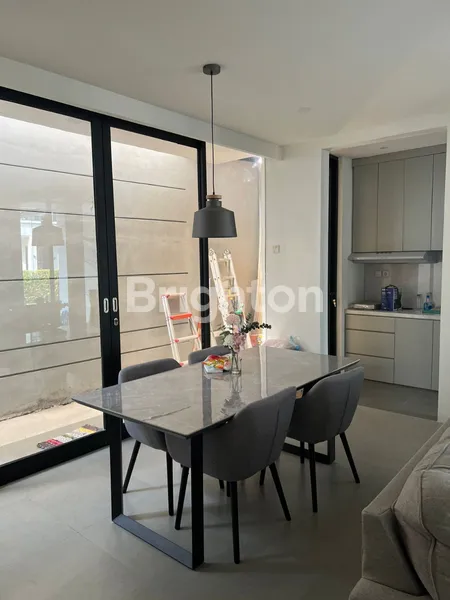 image RUMAH MODERN SIAP HUNI, FULL FURNISH DENGAN HALAMAN BELAKANG YANG NYAMAN (4)