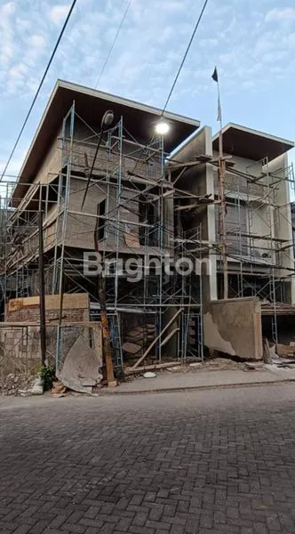 image RUMAH 2 LANTAI BARU GRESS DI MANYAR JAYA, AMAN ONE GATE SYSTEM, ROW JALAN 4 MOBIL DEKAT SEKOLAH PETRA MERR KERTAJAYA DHARMAHUSADA INDAH (3)