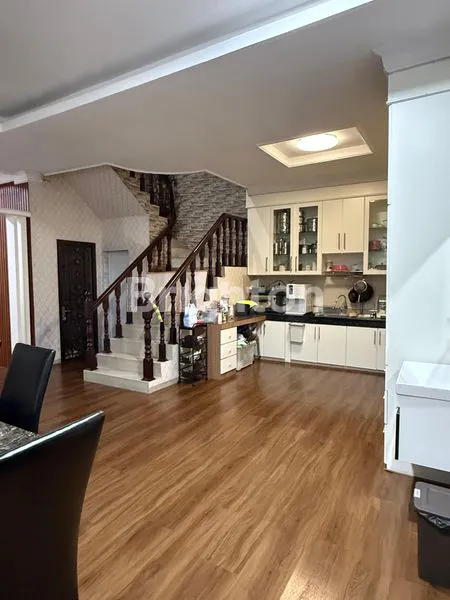 image RUMAH MEWAH 2.5 LANTAI FULL FURNISHED DI KASUARI, MEDAN SUNGGAL (7)
