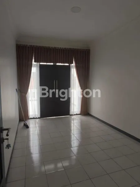 image RUMAH 2 LANTAI SIAP HUNI SUDAH DIRENOVASI DIKEBUN JERUK (3)