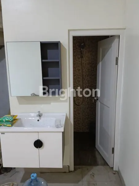 image RUMAH 3 LANTAI MEWAH DI GREENWICH PARK BSD - SEMI FURNISHED (5)