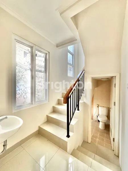 image RUMAH 2 LANTAI KONDISI RAPI TERAWAT SIAP HUNI DALAM PERUMAHAN ONE GATE SYSTEM DI SAMARA VILLAGE TIPE CHITA DARI PARAMOUNT LAND DI GADING SERPONG TANGERANG (3)