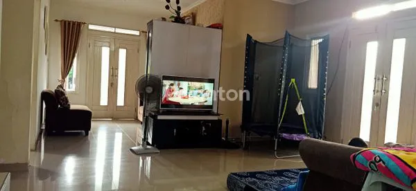 image RUMAH HOOK 2 LANTAI MEWAH DI BUKIT GOLF - 4KT SEMI FURNISHED (2)