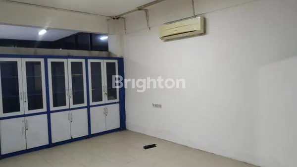 image RUKO NOL JALAN PERAK TIMUR DEKAT PELABUHAN, KONDISI SIAP PAKAI, LAHAN PARKIR LUAS CUMA 950JT (7)