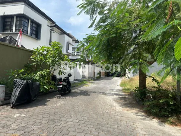 image FOR SALE RUMAH 2 LANTAI DI KAWASAN PREMIUM BENOA, BALI  (3)
