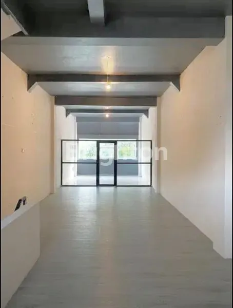 image TEMPAT USAHA DI PUSAT KERAMAIAN KOTA (1)