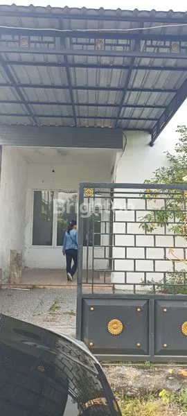 DI JUAL RUMAH LOKASI STRATEGIS DEKAT JALAN UTAMA