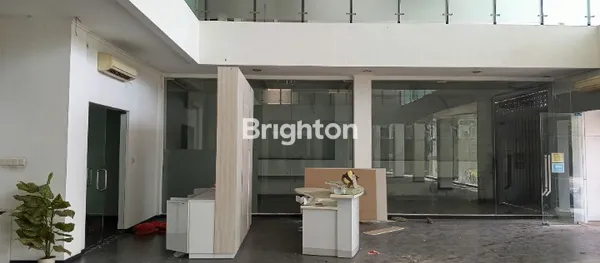 DISEWAKAN SHOWROOM SUPERLENGKAP LOKASI STRATEGIS DI JALAN GATOT SUBROTO