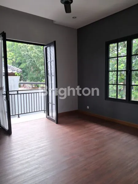 image RUMAH MEWAH 2 LANTAI TELAGA BODAS SEMERU SEMARANG (4)