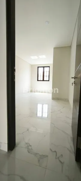 image RUMAH BARU MINIMALIS 2 LANTAI DI LEBAK KENJERAN DENGAN 3 KAMAR TIDUR HANYA 1.6M (4)