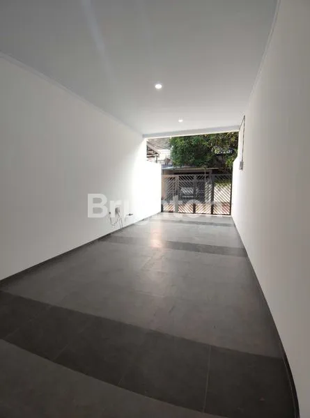 image RUMAH MODERN 3 LANTAI BEBAS BANJIR  CARPOT  MUAT 2 MOBIL  (2)