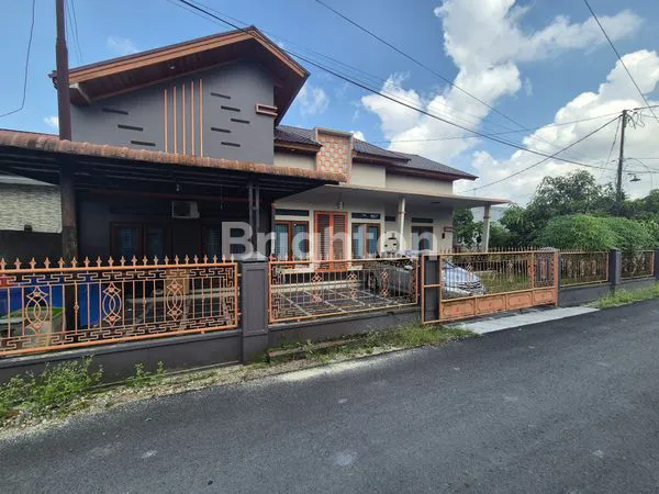 image RUMAH DENGAN TERAS YANG LUAS DAERAH PANDAU (3)