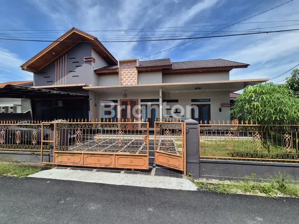 image RUMAH DENGAN TERAS YANG LUAS DAERAH PANDAU (1)