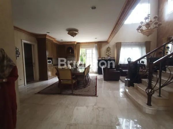 image RUMAH MEWAH 2 LANTAI KOTA WISATA DEKAT MALL LIVING WORLD (8)