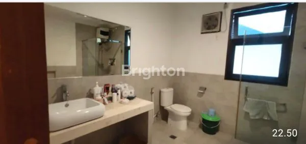 image RUMAH BESAR DAN MEWAH TENGAH KOTA DILENGKAPI KOLAM RENANG (6)