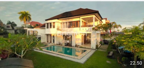 image RUMAH BESAR DAN MEWAH TENGAH KOTA DILENGKAPI KOLAM RENANG (1)