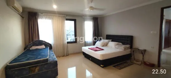 image RUMAH BESAR DAN MEWAH POSISI HOOK TENGAH KOTA BALIKPAPAN TERDAPAT KOLAM RENANG (4)