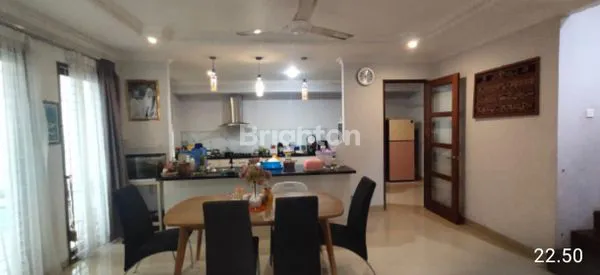 image RUMAH BESAR DAN MEWAH POSISI HOOK TENGAH KOTA BALIKPAPAN TERDAPAT KOLAM RENANG (5)