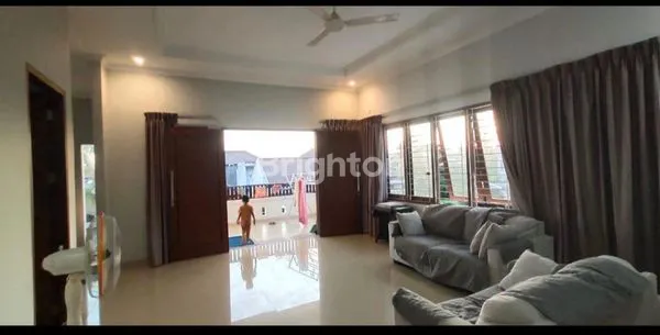 image RUMAH BESAR DAN MEWAH POSISI HOOK TENGAH KOTA BALIKPAPAN TERDAPAT KOLAM RENANG (2)