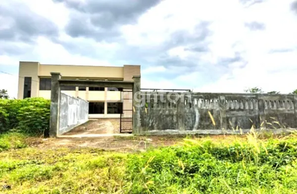 image BANGUNAN DARI BARU 2 LANTAI + TANAH 900 M² DI SUKABUMI (2)