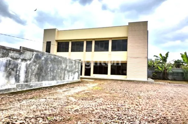 image BANGUNAN DARI BARU 2 LANTAI + TANAH 900 M² DI SUKABUMI (4)