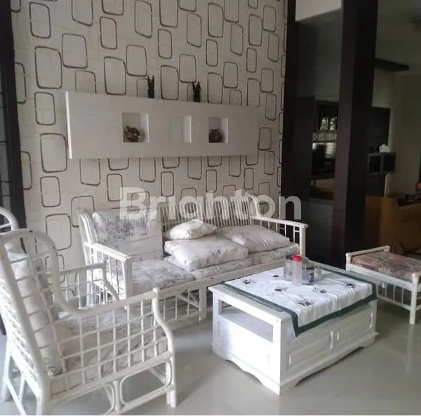 image RUMAH MEWAH FULL FURNISHED 4KT DEKAT MALL CIPUTRA - JL. RIAU (3)