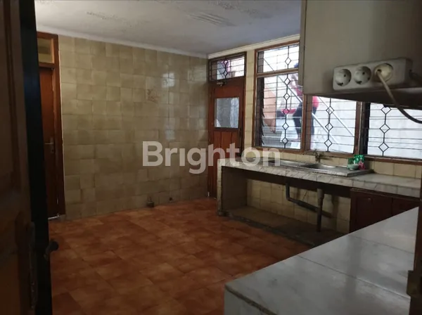 image \\UD83D\\UDD25 RUMAH DARMO PERMAI TIMUR 2 LANTAI, LOKASI SUER STRATEGIS COCOK UNTUK USAHA KANTOR/RESTO/KAFE (5)