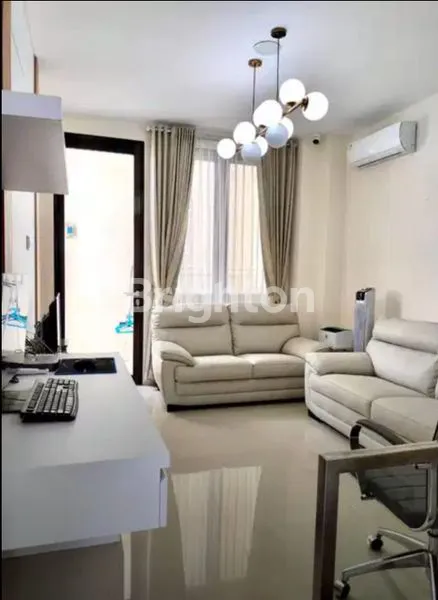 image RUMAH MEWAH 2 LANTAI TERAWAT DI CITRALAND - PREMIUM AREA SURABAYA (4)