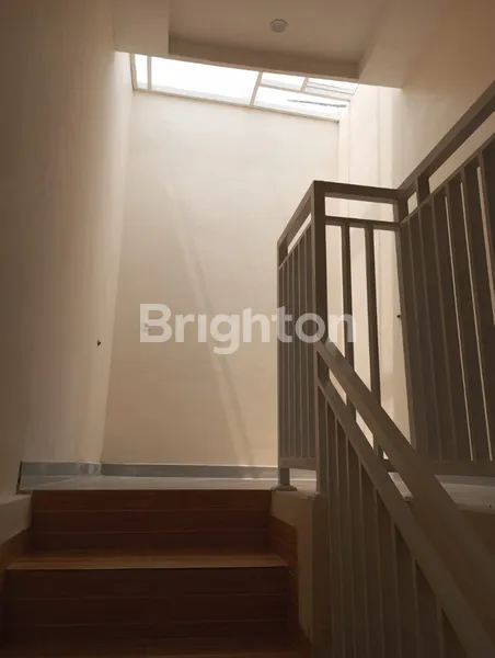 image RUMAH MULYOSARI BARU GRESS, MINIMALIS, SISA 1 UNIT SAJA, SELANGKAH KE RAYA MULYOSARI, DEKAT KAMPUS ITS UNAIR, DEKAT RUMAH SAKIT UNAIR MITRA KELUARGA RSIA KENDANGSARI MERR DAN PERKANTORAN, LINGKUNGAN PADAT PENDUDUK BANYAK SENTRA KULINER (4)