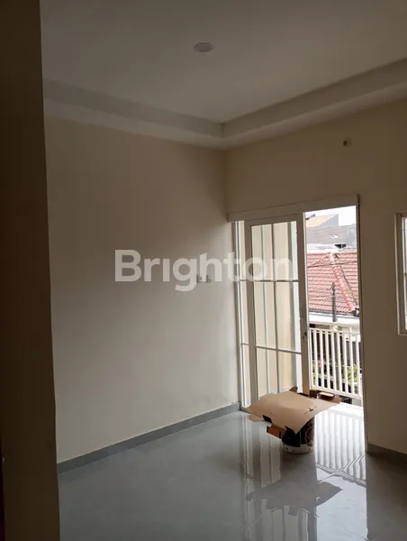 image RUMAH MULYOSARI BARU GRESS, MINIMALIS, SISA 1 UNIT SAJA, SELANGKAH KE RAYA MULYOSARI, DEKAT KAMPUS ITS UNAIR, DEKAT RUMAH SAKIT UNAIR MITRA KELUARGA RSIA KENDANGSARI MERR DAN PERKANTORAN, LINGKUNGAN PADAT PENDUDUK BANYAK SENTRA KULINER (6)