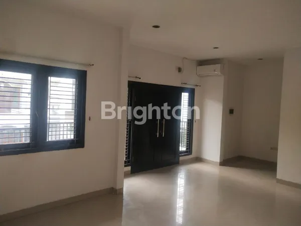 image DIJUAL / DISEWA RUMAH 2 LANTAI 4 KAMAR GADING ELOK BARAT,KELAPA GADING JAKARTA UTARA (1)